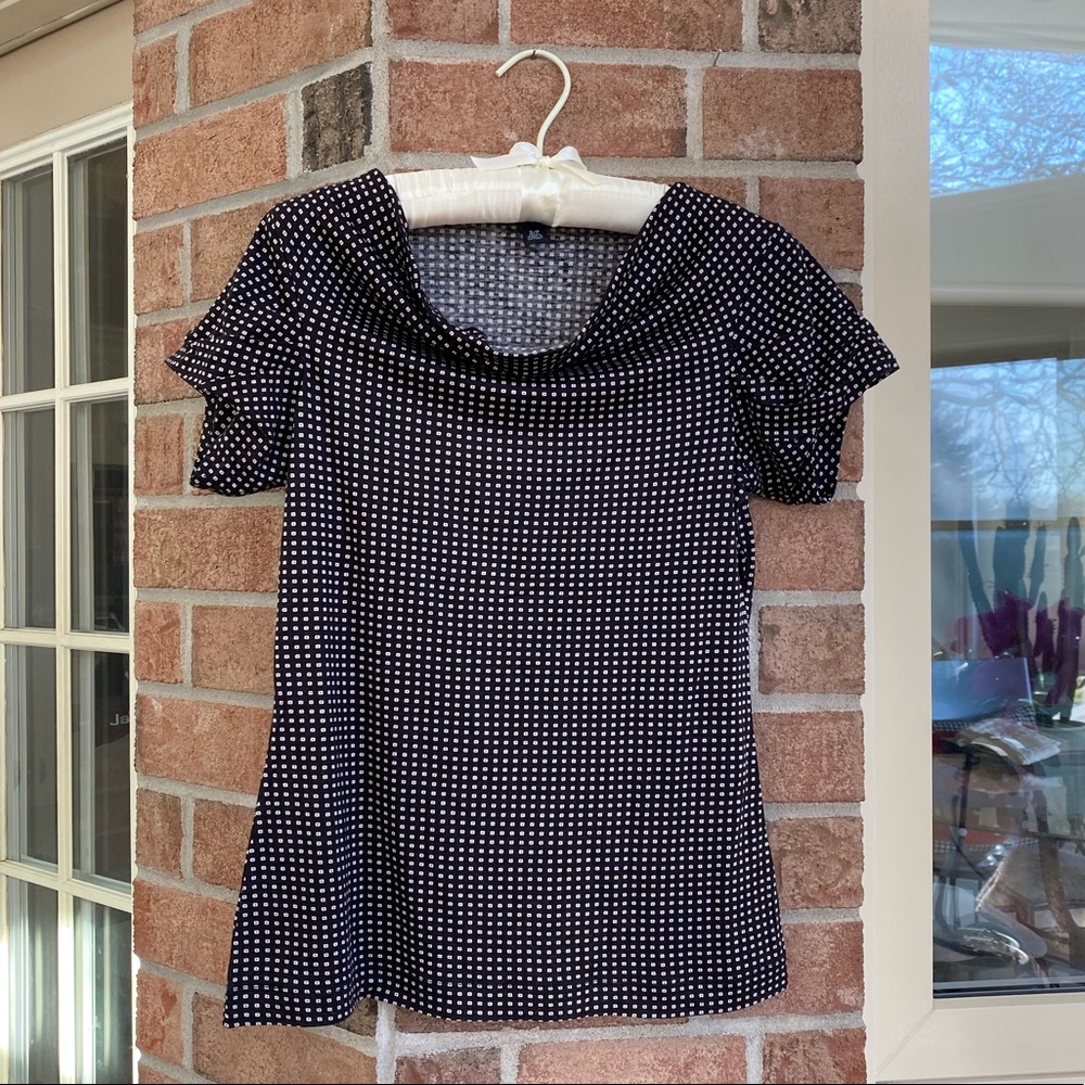 ✨Banana Republic short sleeve top with tiny white rectangular dotted pattern